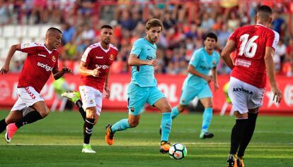 Samper controla el balón, rodeado de jugadores del Nàstic.