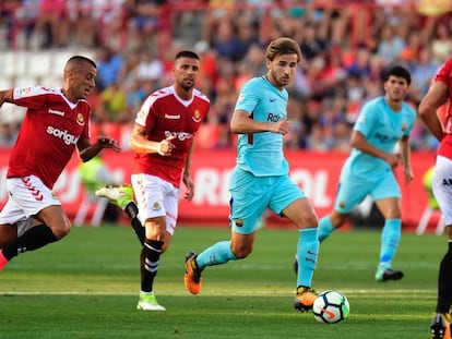 Samper controla el bal&oacute;n, rodeado de jugadores del N&agrave;stic. 