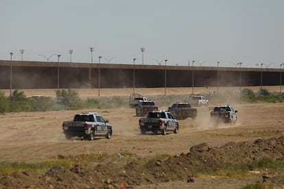 Mexican immigration vehicles rush to detain migrants on the banks of the Rio Grande in Ciudad Juárez; September 24, 2023.