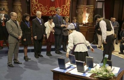 Los premiados con la Medalla al Mérito Ciudadano, junto al alcalde donostiarra, Juan Karlos Izagirre, durante la entrega del galardón.