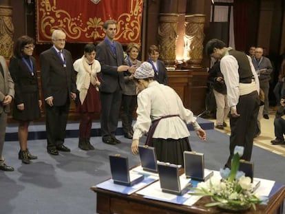 Los premiados con la Medalla al Mérito Ciudadano, junto al alcalde donostiarra, Juan Karlos Izagirre, durante la entrega del galardón.