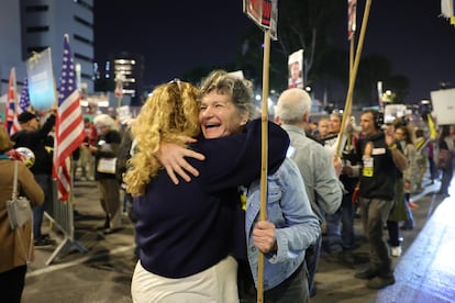 Familiares de rehenes retenidos por Hamás en Gaza celebran el acuerdo del alto el fuego, este miércoles en Tel Aviv.