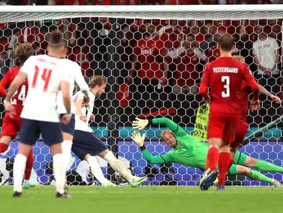 Kane marca el gol de la victoria de Inglaterra después de que Schmeichel le parara el penalti.