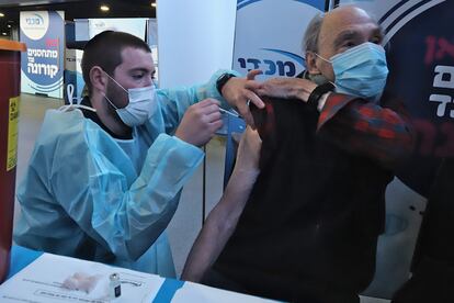 Elias Zaldívar recibe la segunda dosis de la vacuna de Pfizer, el miércoles en Jerusalén.