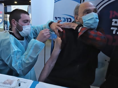 Elias Zaldívar recibe la segunda dosis de la vacuna de Pfizer, el 20 de enero en Jerusalén.