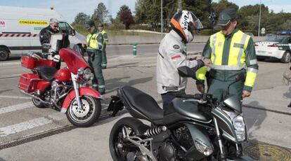 Guardias civiles comprueban la documentaci&oacute;n de motoristas.