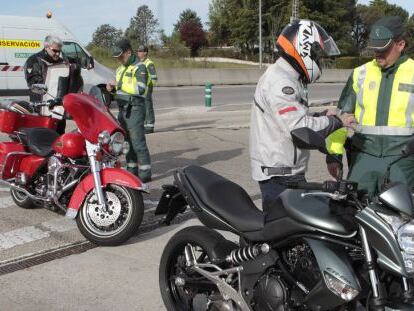 Guardias civiles comprueban la documentaci&oacute;n de motoristas.