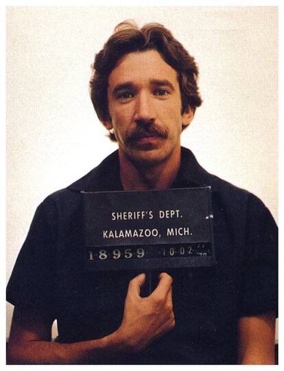 En 1978, pillaron al actor y cómico Tim Allen (Colorado, EE UU, 1953) con medio kilo de cocaína en el aeropuerto de Michigan. Allen se declaró culpable y aportó nombres de otros narcotraficantes para librarse de la cadena perpetua. Tras pasar dos años en la cárcel, salió el libertad condicional y decidió que reírse de sus antecedentes penales le haría gracia a alguien. Tras trabajar los bares de monólogos cómicos, donde seguía abusando del alcohol, decidió desintoxicarse y pasarse a la televisión ('Un chapuzas en casa') y al cine ('¡Vaya Santa Claus!' y la saga 'Toy Story', donde dobla a Buzz Lightyear), que le han convertido en una de las estrellas familiares más entrañables de Hollywood. Pero el año pasado su apoyo público a Donald Trump y su comparación de Hollywood, donde según él se persigue a los conservadores, con la Alemania de los años 30 hizo que la prensa sacase a pasear de nuevo su pasado como narcotraficante.