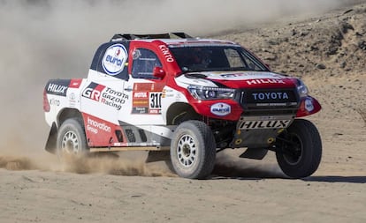 Fernando Alonso a bordo de su Toyota en la primera etapa del Dakar.