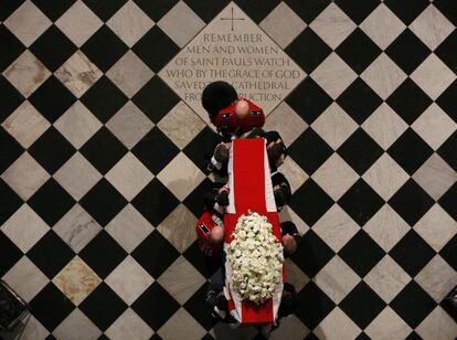 El féretro de la ex primera ministra británica Margaret Thatcher a su llegada a la Catedral de San Paul, Londres, fallecida el pasado 8 de abril.