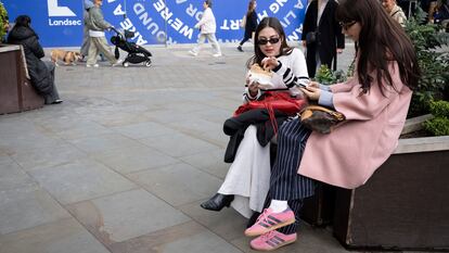 Unas jóvenes, el pasado marzo en Londres.