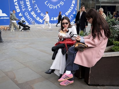 Unas jóvenes, el pasado marzo en Londres.