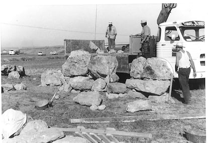 Unos trabajadores cargan las piedras del santuario talayótico en Son Oms a finales de los sesenta.