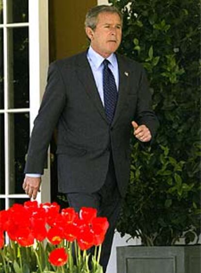 Bush, ayer en los jardines de la Casa Blanca.