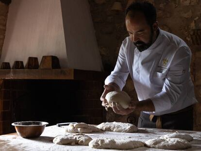 El chef Samuel Moreno elabora hasta siete tipos de panes en su restaurante Molino de Alcuneza (Guadalajara).