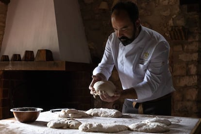 El chef Samuel Moreno elabora hasta siete tipos de panes en su restaurante Molino de Alcuneza (Guadalajara).