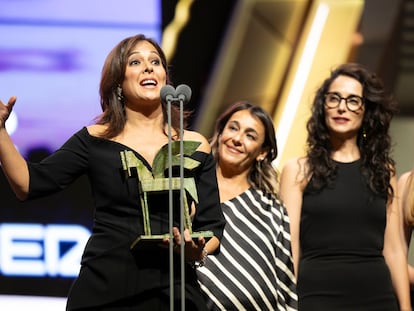 Mara Torres recoge el Premios Ondas 2023 en el Teatro Liceu de Barcelona al mejor programa de radio por 'El faro'.