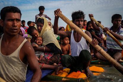 Refugiados rohinyás cruzan el río Naf con una balsa improvisada para alcanzar Bangladés, el 12 de noviembre de 2017.