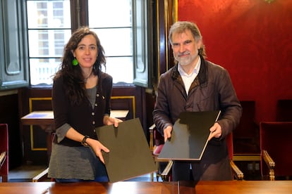 La presidenta de la Cámara de Barcelona, Mònica Roca, junto al presidente en funciones de Òmnium, Jordi Cuixart, durante la firma de un convenio por el catalán.