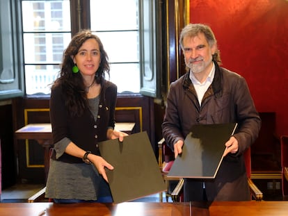 La presidenta de la Cámara de Barcelona, Mònica Roca, junto al presidente en funciones de Òmnium, Jordi Cuixart, durante la firma de un convenio por el catalán.