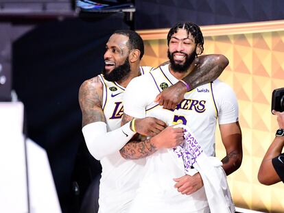 LeBron James y Anthony Davis celebran el título, en octubre de 2020.