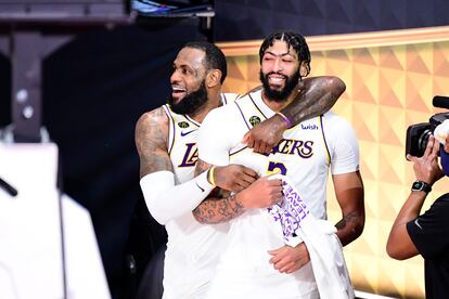 LeBron James y Anthony Davis celebran el título, en octubre de 2020.