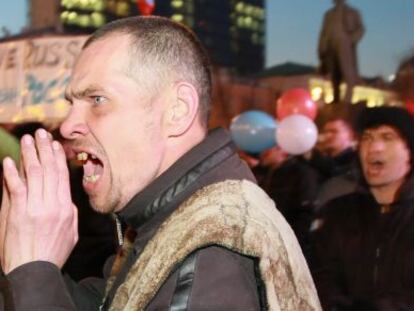 Manifestantes da Single Ukraine entram em confronto com um grupo de simpatizantes da Rússia durante um protesto no centro de Donetsk (Ucrânia).