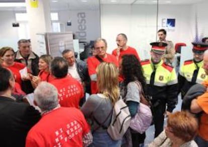 Casi un centenar de personas de la Alianza contra la Pobreza Energética (APE), integrada entre otros por la PAH, la Unión de Consumidores de Cataluña y la CONFAVB, han ocupado esta mañana durante una hora una oficina de Endesa en Barcelona en contra del corte del suministro a familias que no pueden pagar el recibo.