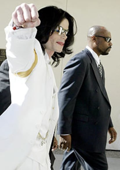 Michael Jackson, a su llegada ayer al tribunal.