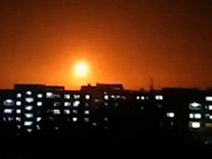 Una explosión tras un ataque israeli este jueves cerca de Damasco, en una imagen difundida por la agencia oficial siria SANA.