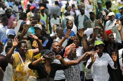 Los militares tomaron el control de Zimbabue la semana pasada y desde entonces mantienen al presidente Mugabe, en el poder desde la independencia de los británicos, en 1980, y su familia bajo arresto domiciliario. En la imagen, manifestantes ante el Parlamento en Harare (Zimbabue), el 21 de noviembre.