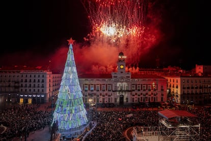 Los fuegos artificiales explotan durante las celebraciones de Año Nuevo en la Puerta del Sol de Madrid en el centro de Madrid, España.