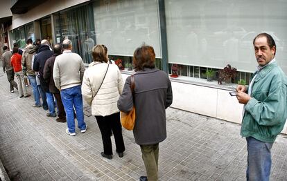 Parados en una oficina de Empleo en Valencia en una imagen de archivo.