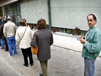 Parados en una oficina de Empleo en Valencia en una imagen de archivo.