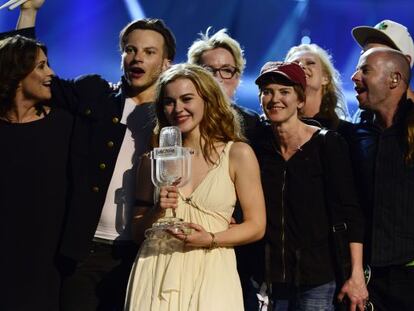 Emmelie de Forest, la representante de Dinamarca, muestra el trofeo tras ganar Eurovisi&oacute;n 2013 en Malm&ouml;.