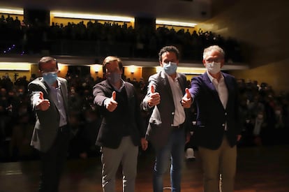 De izquierda a derecha, el alcalde de Villanueva de la Serena, Miguel Ángel Gallardo (PSOE); el portavoz nacional de Ciudadanos, Edmundo Bal; el alcalde de Madrid, José Luis Martínez Almeida (PP), y el alcalde de Don Benito, José Luis Quintana (PSOE), en el acto de cierre de campaña en la Institución Ferial de Extremadura (Feval) de Don Benito.