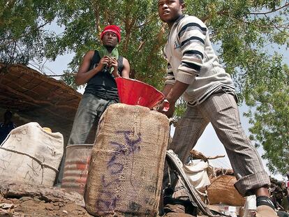 Ya en Dirkou, estos hombres africanos buscan agua hasta debajo de las piedras para seguir la ruta hacia Libia. Como Prospel y James, de Ghana, muchos obtienen agua en pozos ilegales; se arriesgan a tomarla contaminada.