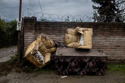 Distintos muebles como sillones o colchones se pueden ver abandonados por las calles de la comuna de Coltauco, cubiertos del lodo que arrastró el río Cachapoal.