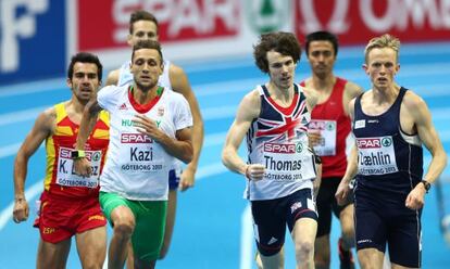 Kevin López, a la izquierda, durante la prueba de 800m.