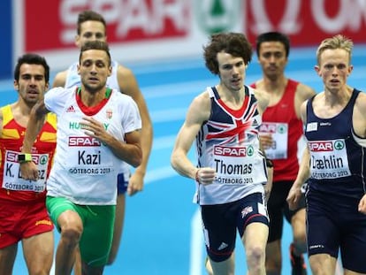 Kevin López, a la izquierda, durante la prueba de 800m.