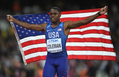 Coleman con la bandera estadounidense, tras la carrera de los 100 metros lisos en los Mundiales de Londres.