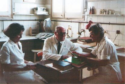 El doctor Jordi Gras en una de les seves darreres fotografies al laboratori, poc abans de jubilar-se, amb dues col·laboradores, Anna Arce i Carme Torns, el 1985.