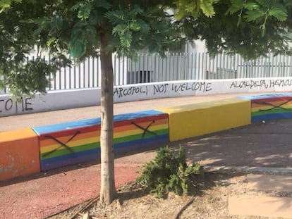 Pintadas contra el movimiento LGTBI y el colectivo Arcópoli en Torrelodones.