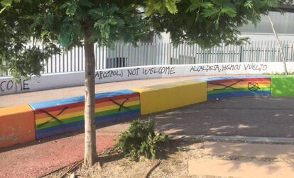 Pintadas contra el movimiento LGTBI y el colectivo Arcópoli en Torrelodones.