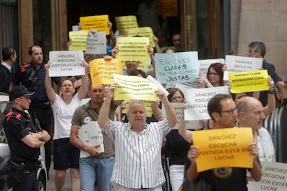 Decenas de funcionarios se concentraron este martes ante la Audiencia de Barcelona.