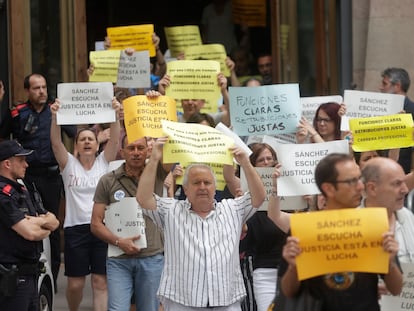 Decenas de funcionarios se concentraron este martes ante la Audiencia de Barcelona.