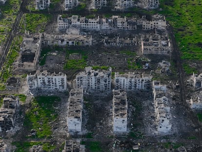 Zona residencial destruida por los combates en la ciudad de Mariinka, en la región de Donetsk (este de Ucrania), en una vista aérea del 11 de mayo.
