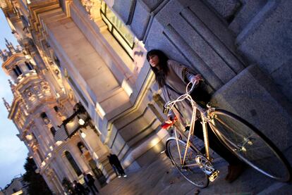 Desde la agencia Viernes, Ainara Morillo anuncia los pedales o el medio ambiente. Han creado el colectivo Biernes que defiende la bicicleta como el medio de transporte más eficiente.