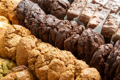 Galletas de matcha, macadamia, nuez con chispas y doble chocolate.