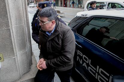 José Luis Abet, acusado de matar el 16 de septiembre de 2019 en Valga (Pontevedra) a su exmujer, excuñada y exsuegra, en la Audiencia de Pontevedra, el 13 de marzo.